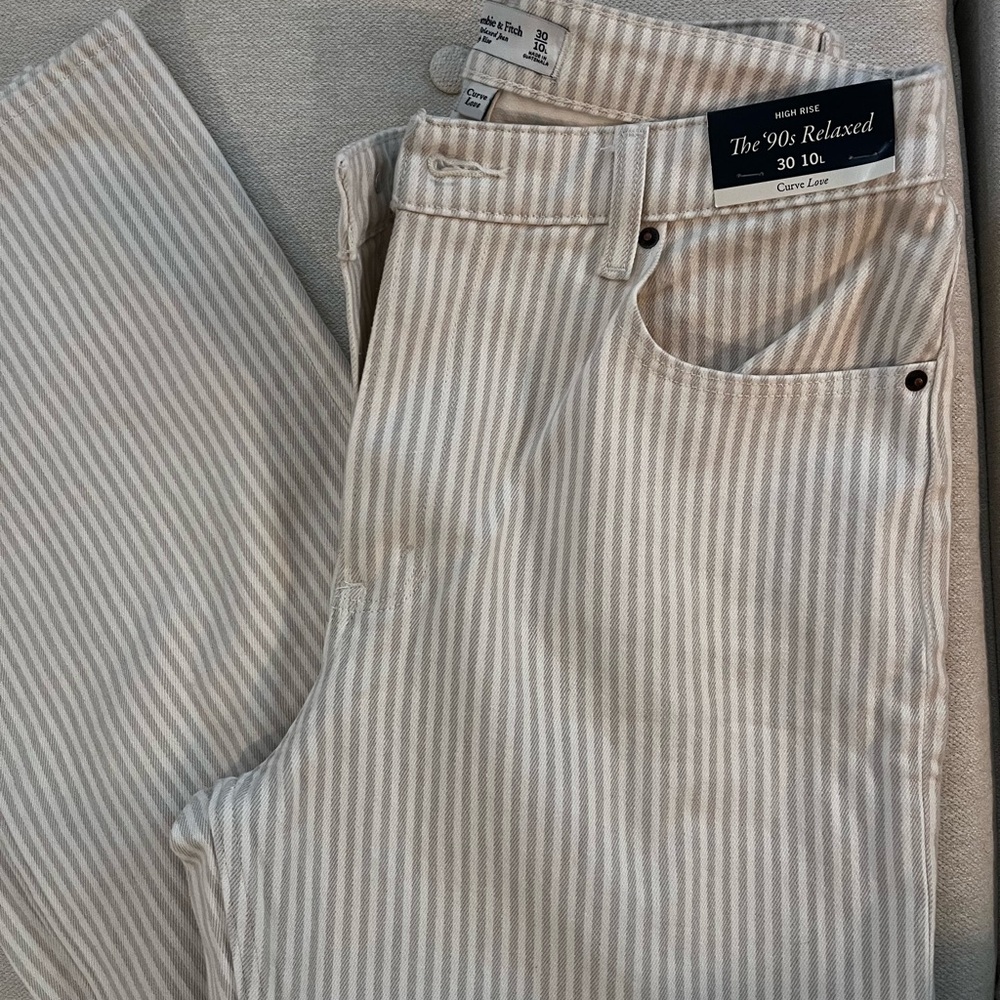Abercrombie & Fitch The 90’s relaxed Jean. Size 30, curve love, high rise.